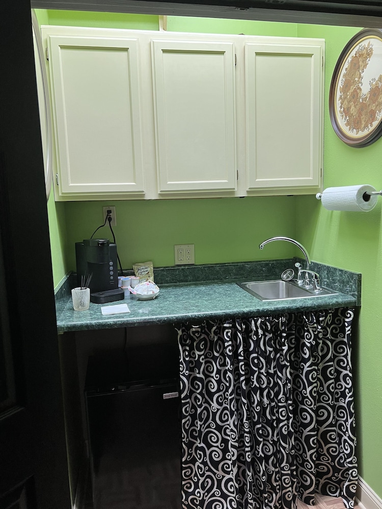 The Pagoda Suite, Fireplace and Jetted Tub photo 3