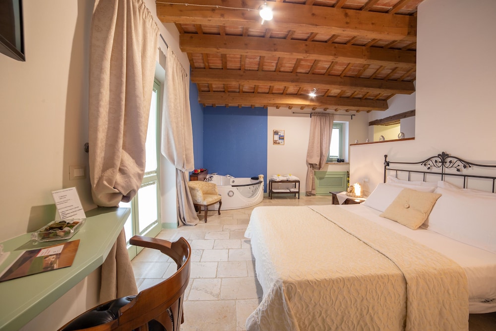 Exclusive Studio Suite, Jetted Tub, Garden View (Walter) photo 3
