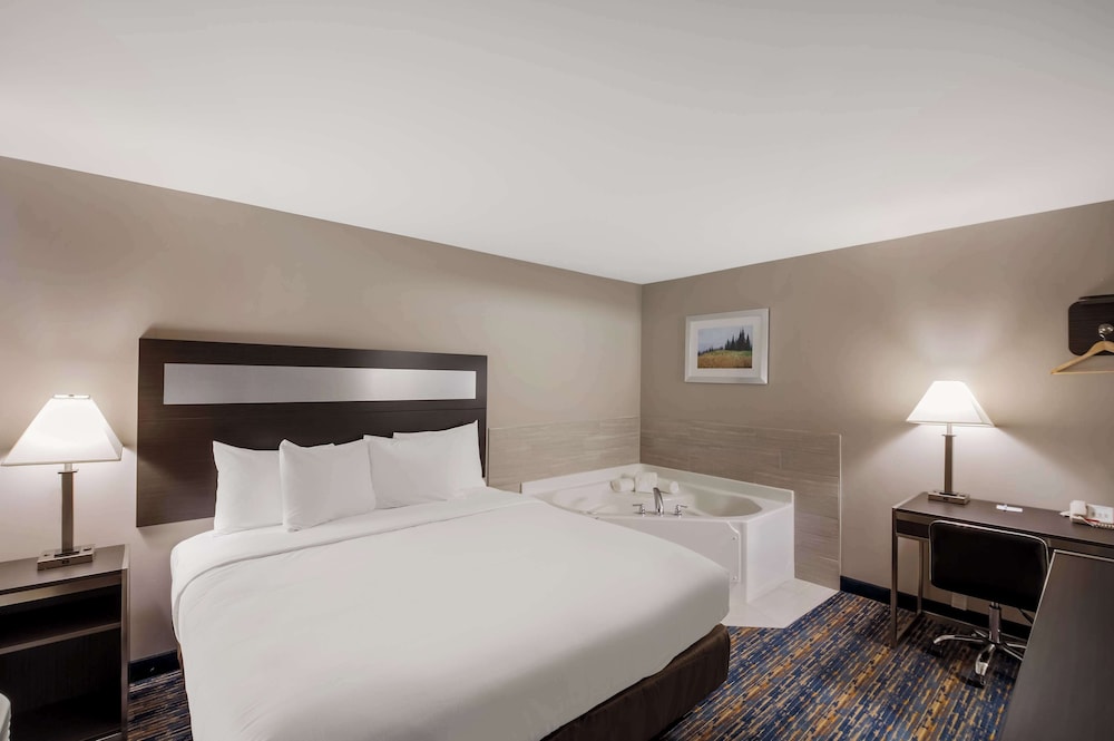 Suite, 1 King Bed, Non Smoking, Jetted Tub - Photo 1