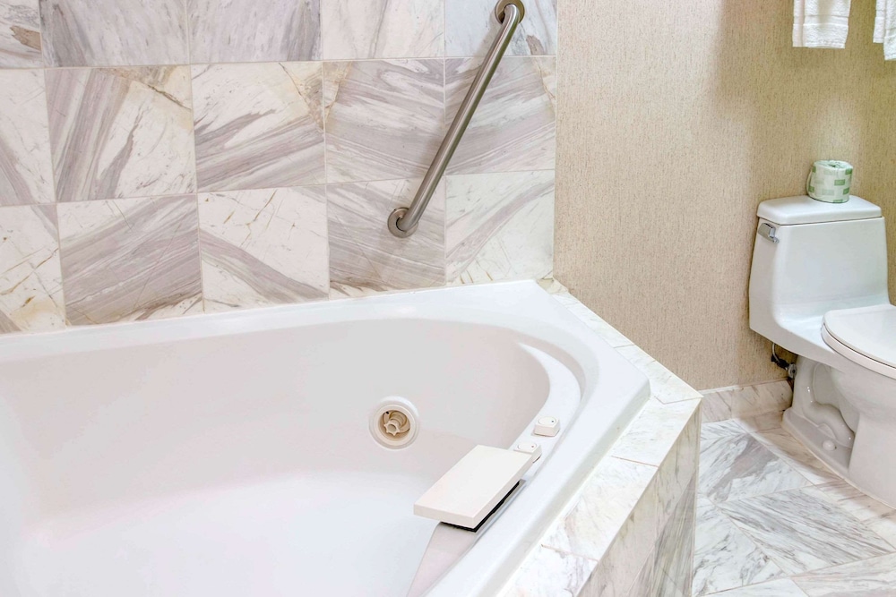 Suite, 1 King Bed, Jetted Tub - Photo 2