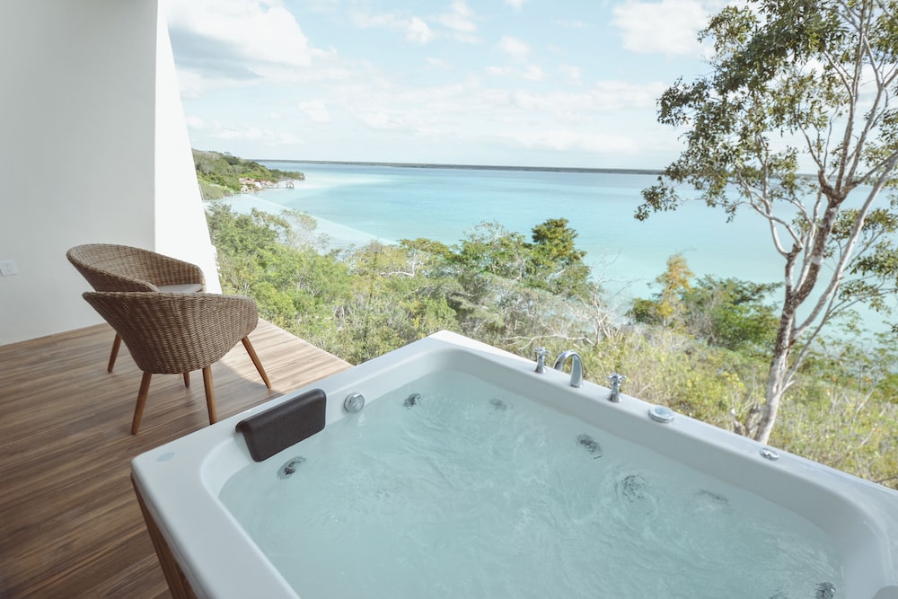 Deluxe Suite, Jetted Tub - Photo 8