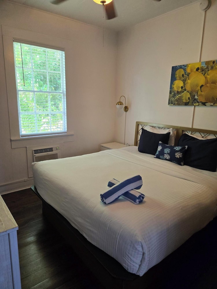 Deluxe Room 2 Queen at Wicker House, 913 Duval Street photo 3