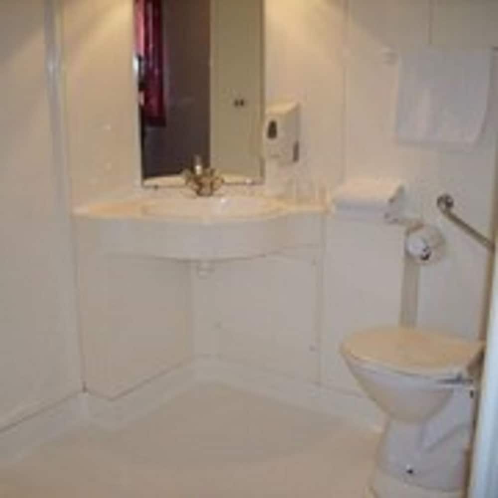 Standard Twin Room - Photo 4