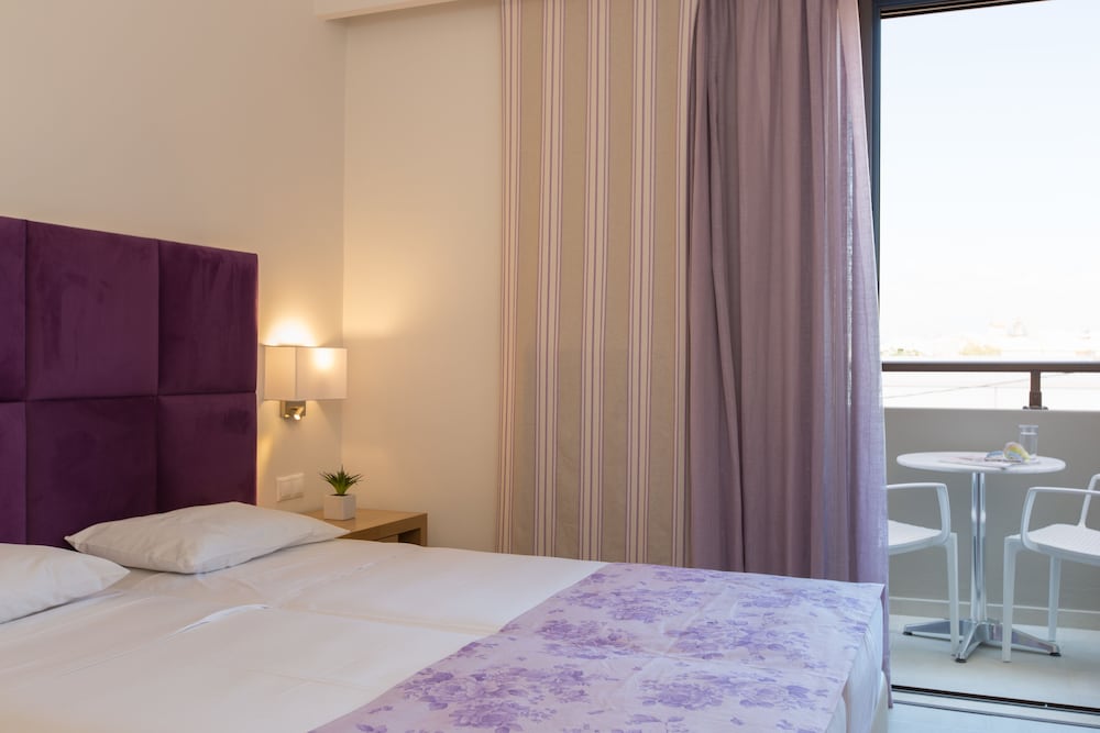 Available room thumbnail 5