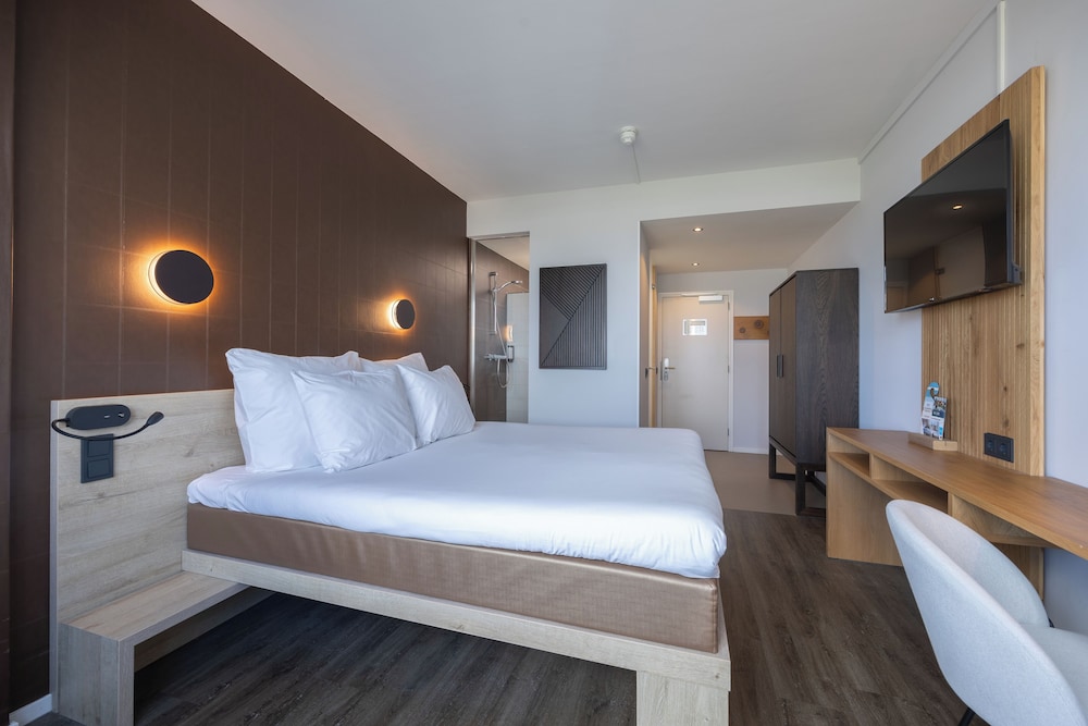 Luxury Double Room, 1 King Bed, Private Bathroom, Ocean View (nrk)