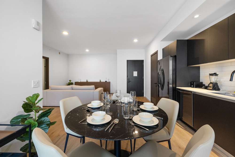 Luxury Condo, Balcony, City View photo 2