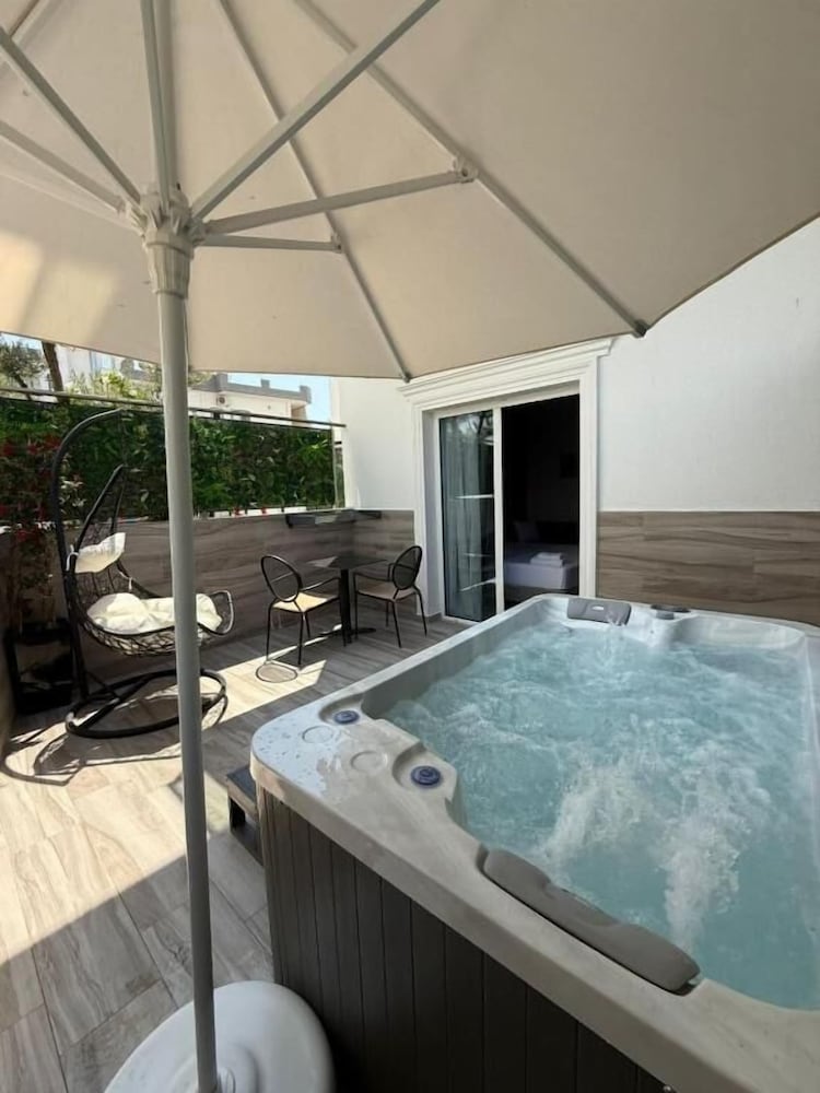 Junior Suite, Hot Tub photo 2