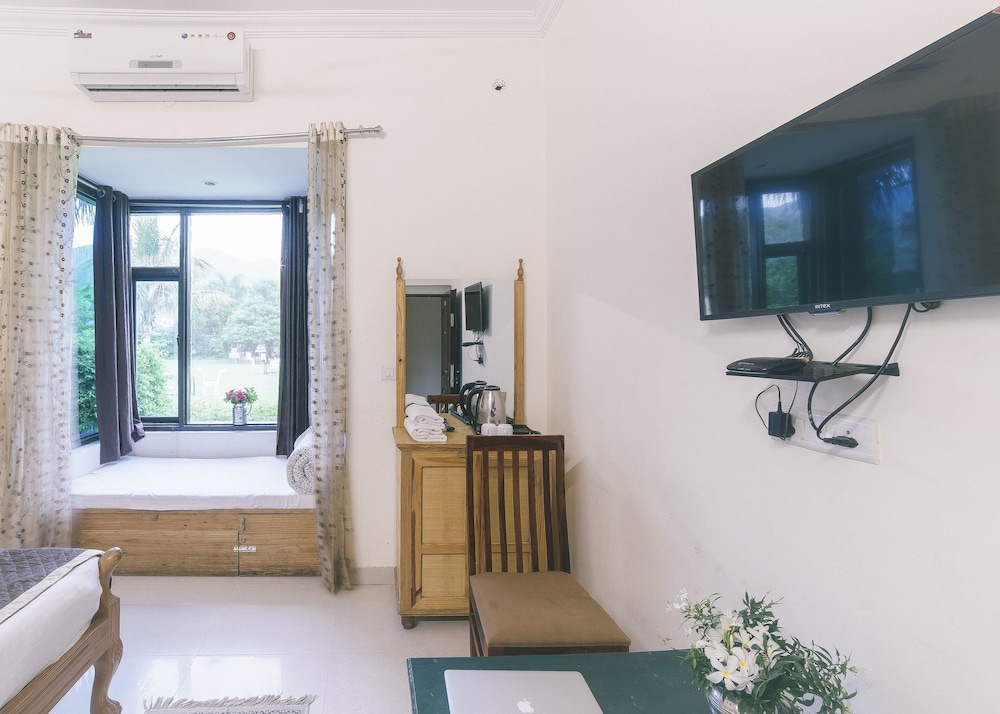 Deluxe Room (with AC) photo 3