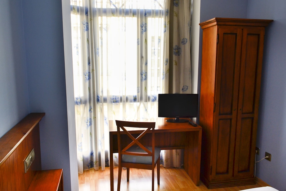 Double or Twin Room - Photo 4