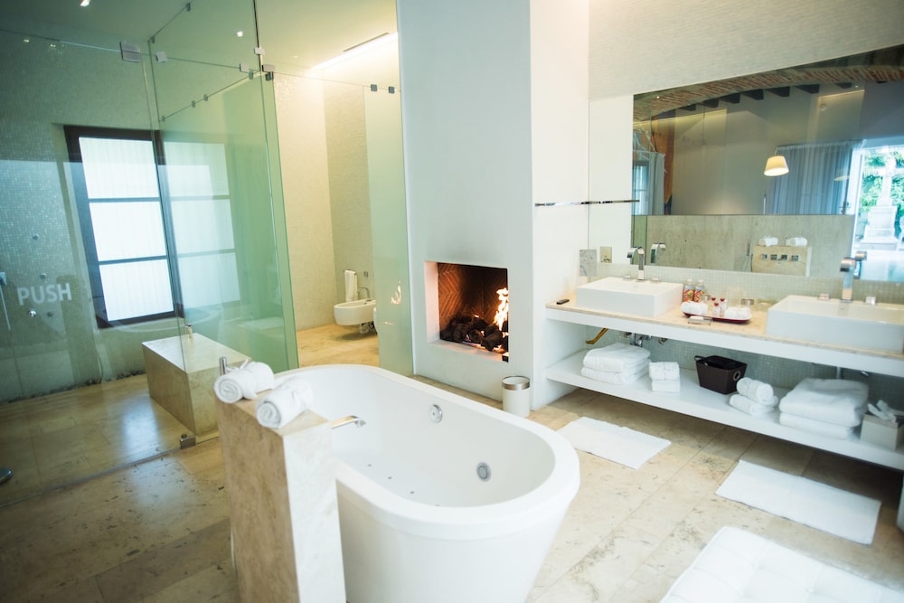 Master suite with bathtub and terrace - Photo 17