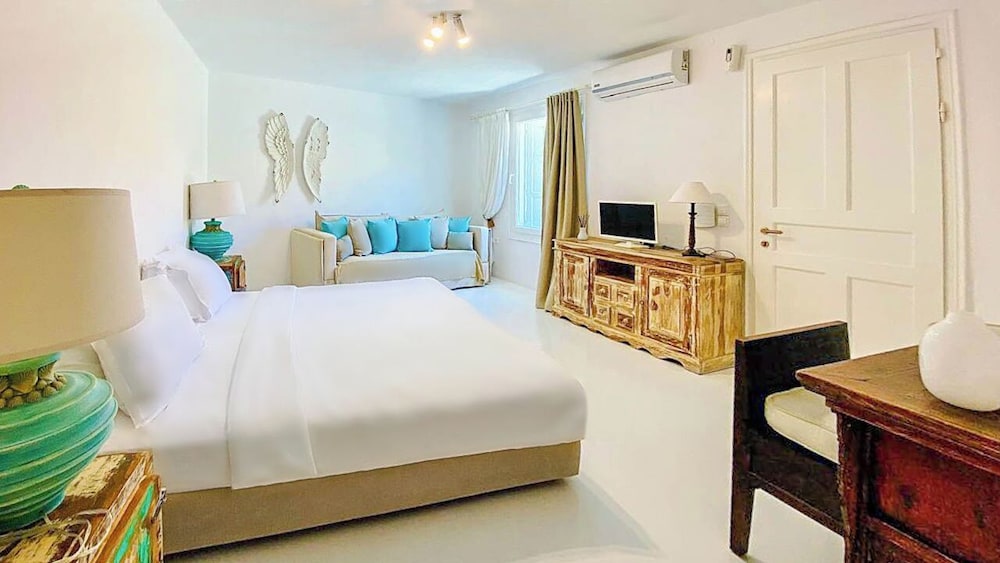 Deluxe Suite Shared Pool Sea View