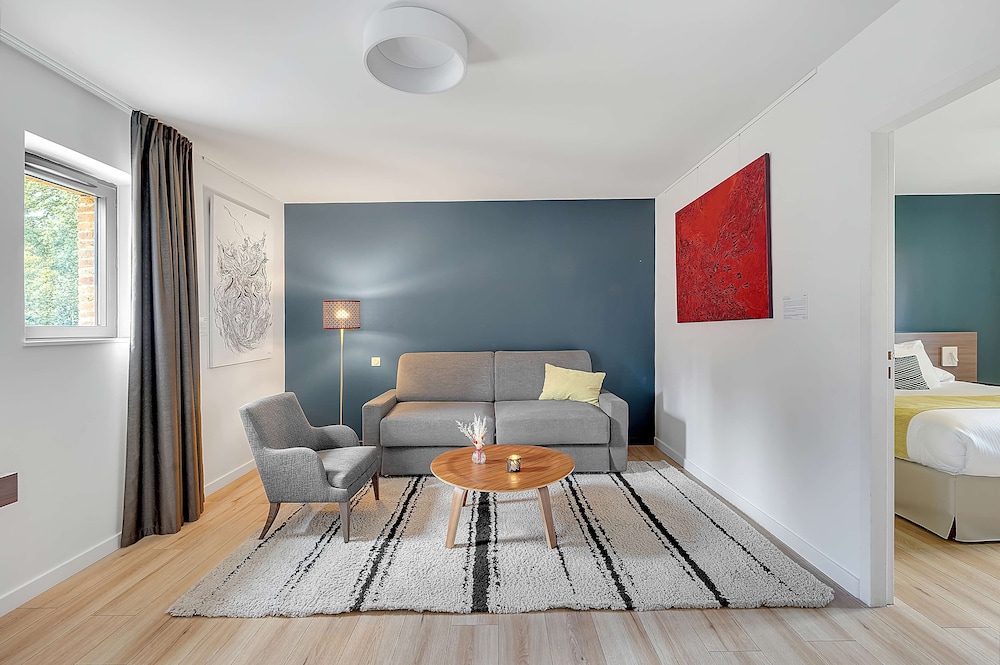Suite, 1 Queen Bed (with Sofabed) photo 3