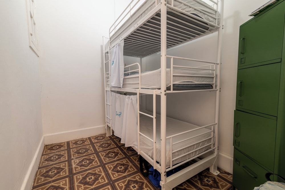 One Single Bed in a 6 beds room photo 2
