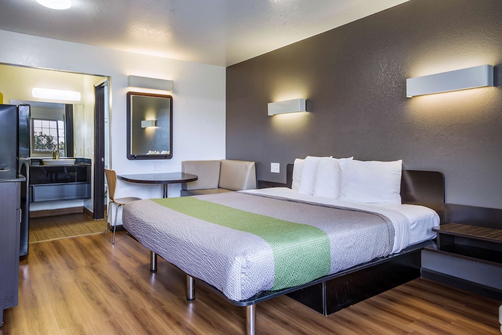 Standard Room, 1 King Bed, Non Smoking, Kitchenette - Photo 6