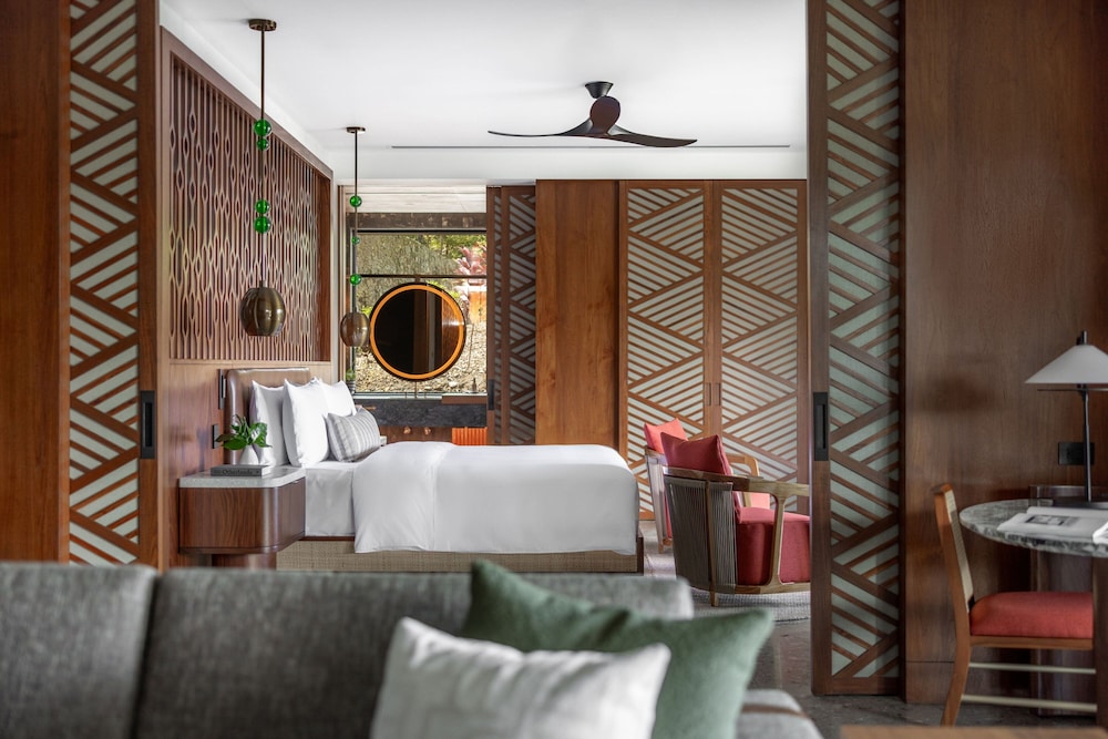 Suite, 1 King Bed, Ocean View (Balcony)