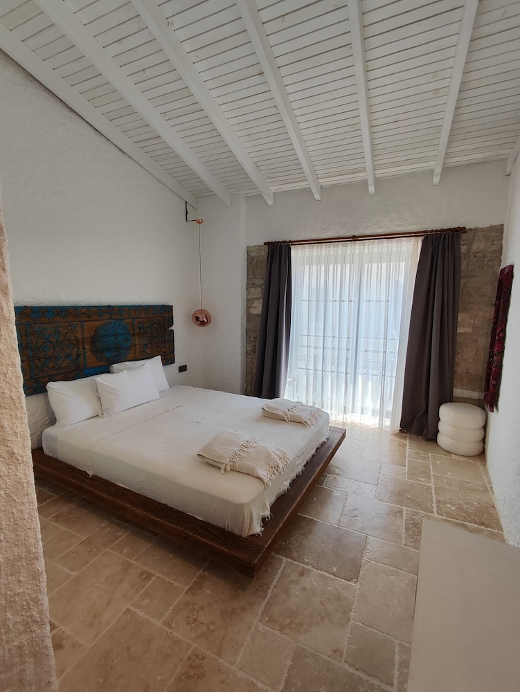 Deluxe Room, 1 Bedroom, Smoking, Garden View