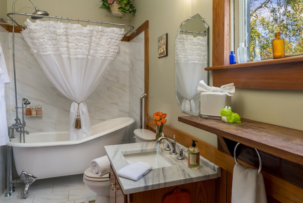 Room, Private Bathroom (Autumn Cottage) photo 2