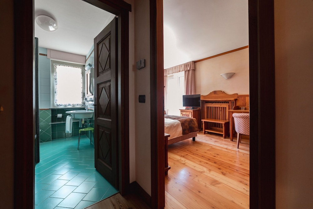 Double or Twin Room, Balcony - Photo 2