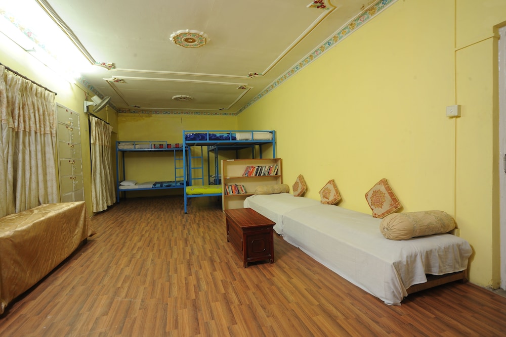 Gallery Room, Mixed Dorm, City View