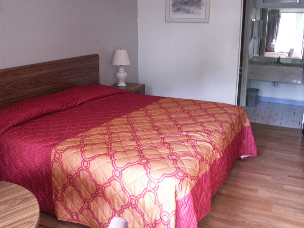 Standard Room, 1 King Bed, Non Smoking photo 1