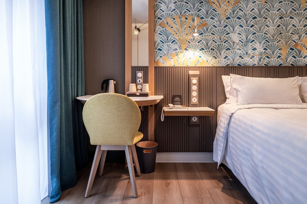 Standard Room, 1 Queen Bed thumbnail 5