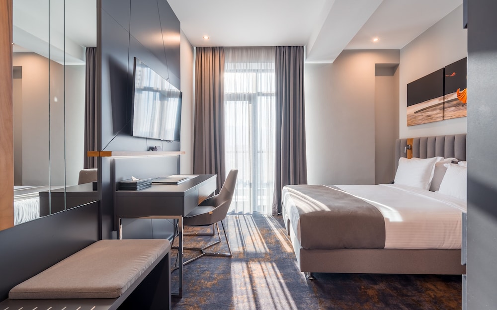 Premium Double Room, 1 Queen Bed, City View - Photo 3