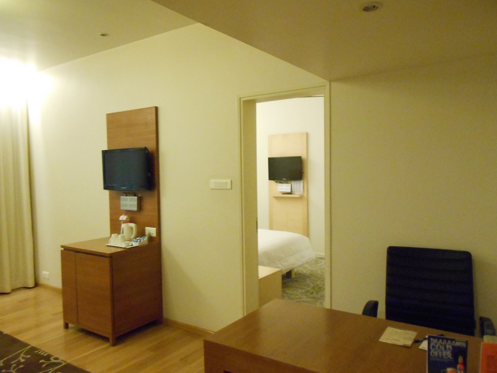 Suite - Photo 1
