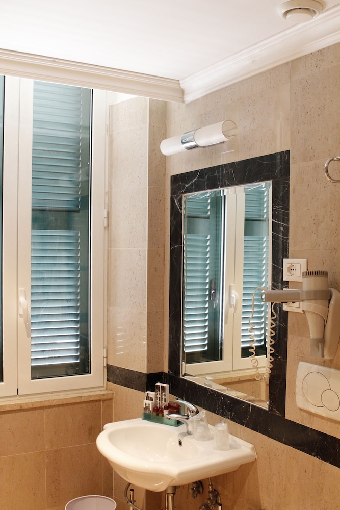 Standard Double or Twin Room photo 2