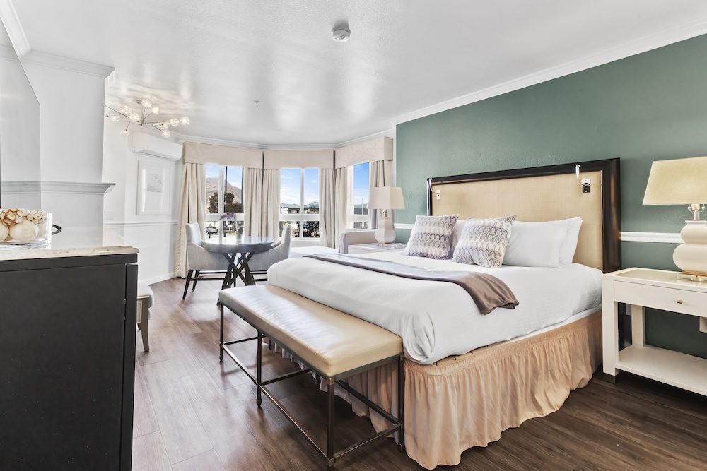 Room, 1 King Bed, Tower - Photo 2