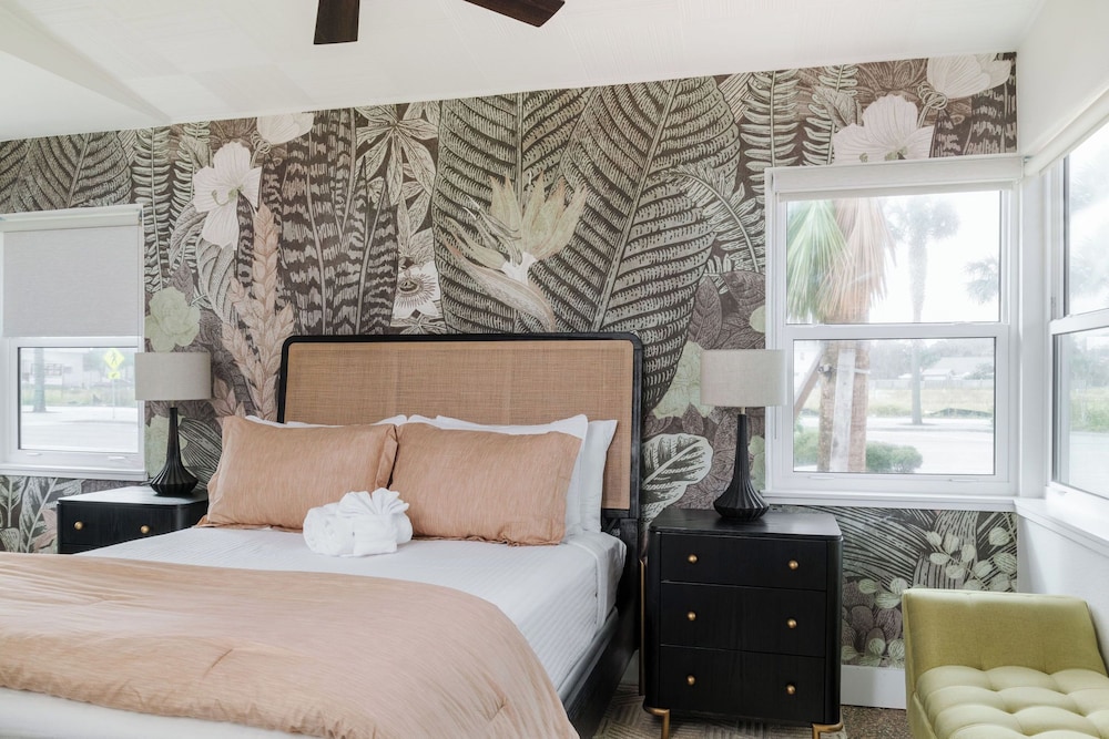 Superior Studio, 1 Queen Bed, Courtyard View, Corner