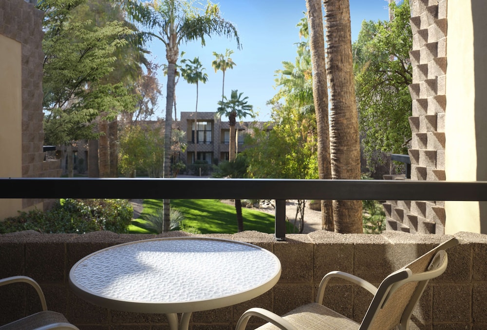 Room, 1 King Bed, Balcony, Courtyard View - Photo 6