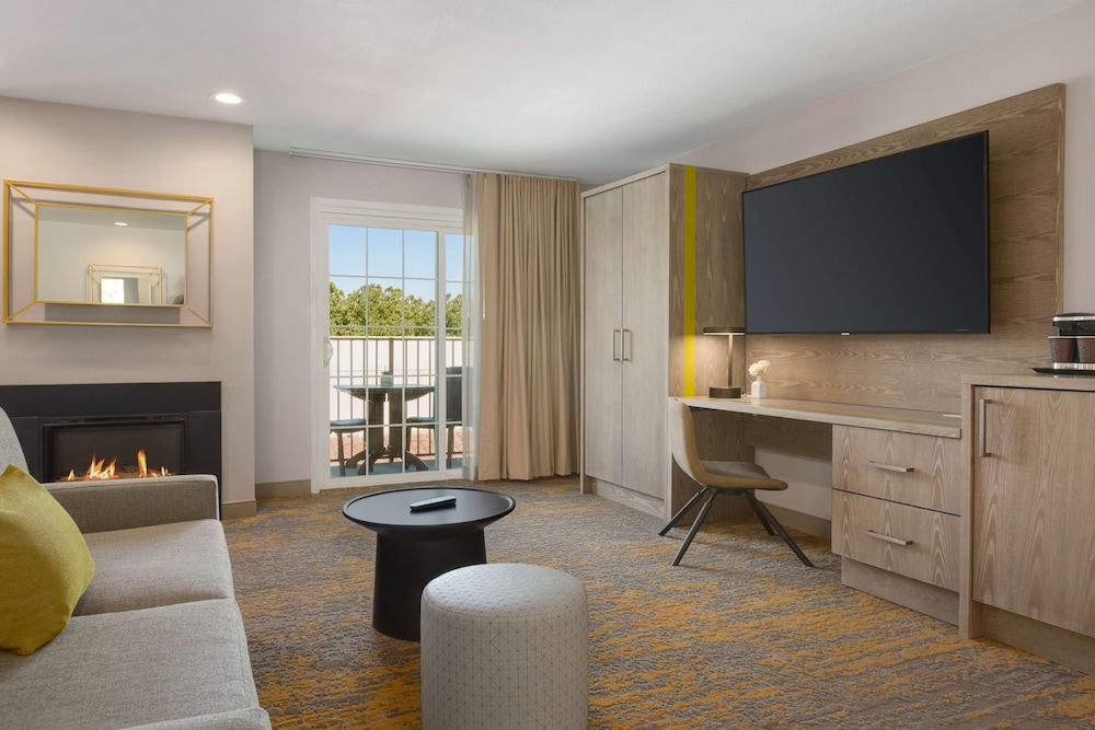 Room, 2 Queen Beds, Kitchen, Poolside - Photo 3