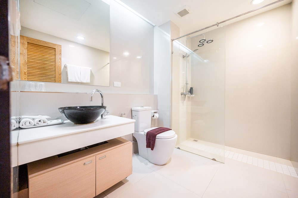 One Bedroom with Kitchen - Photo 8