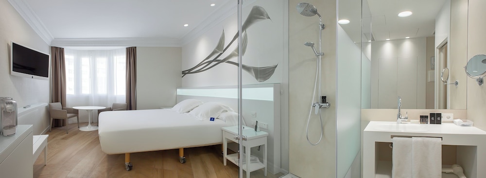 Premium Room (Plaza Views)