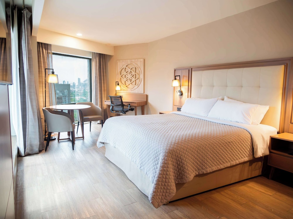 Superior Room, 1 King Bed, Accessible - Photo 1