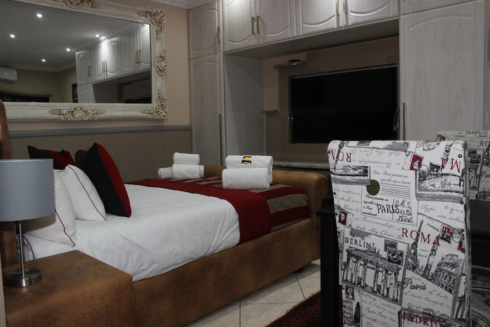 Honeymoon Studio Suite photo 1