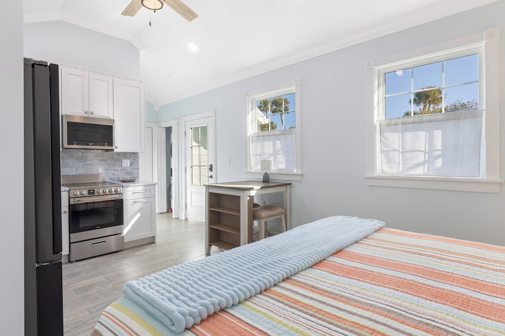 Condo, 1 King Bed, Kitchen photo 1