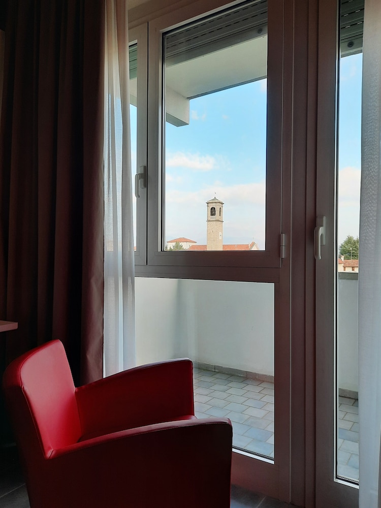 Comfort Room, 1 King Bed, Terrace, Garden View (Converts to 2 Twin Beds) - Photo 3