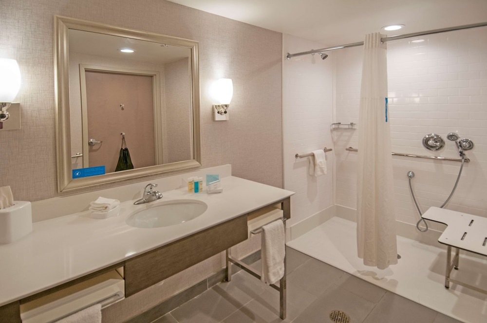 Studio, 1 King Bed, Accessible, Bathtub (Refrigerator & Microwave)