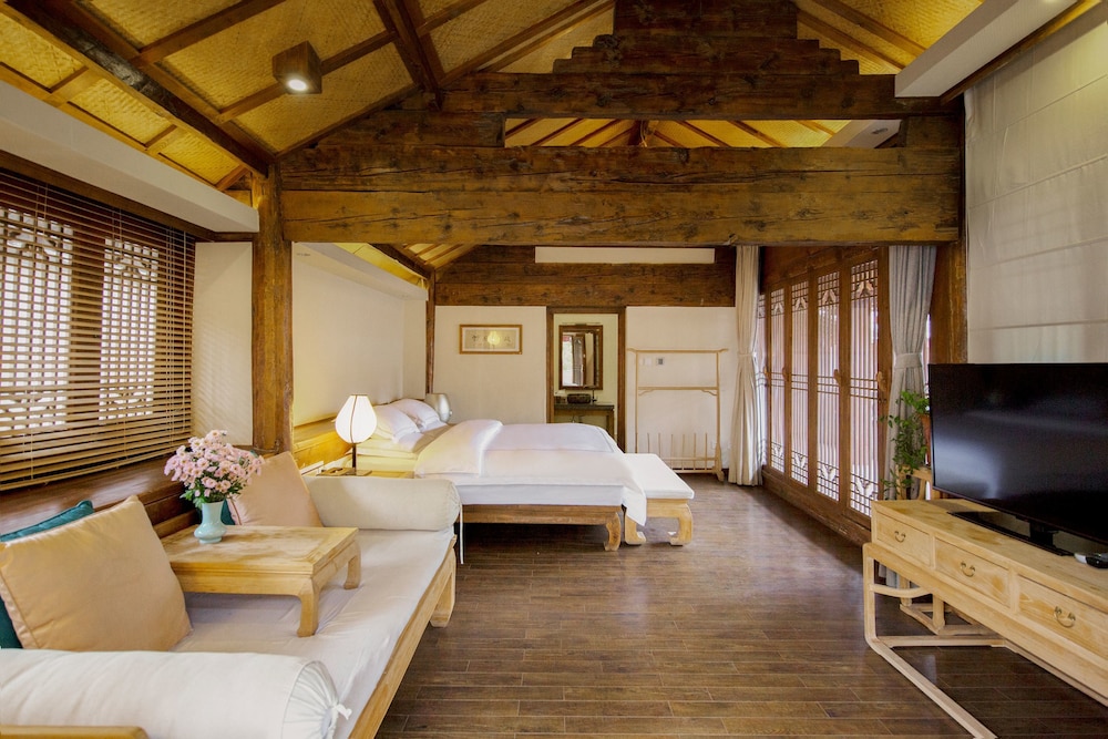 Deluxe Room with Bathtub and Balcony photo 3