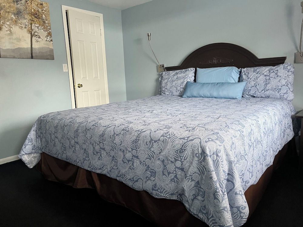 Basic Room, 1 King Bed photo 2