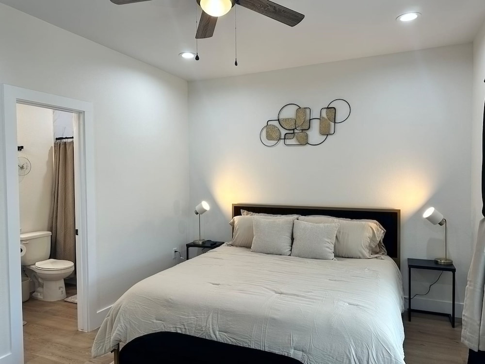 Cozy 3br Retreat With Yard, Billede 4