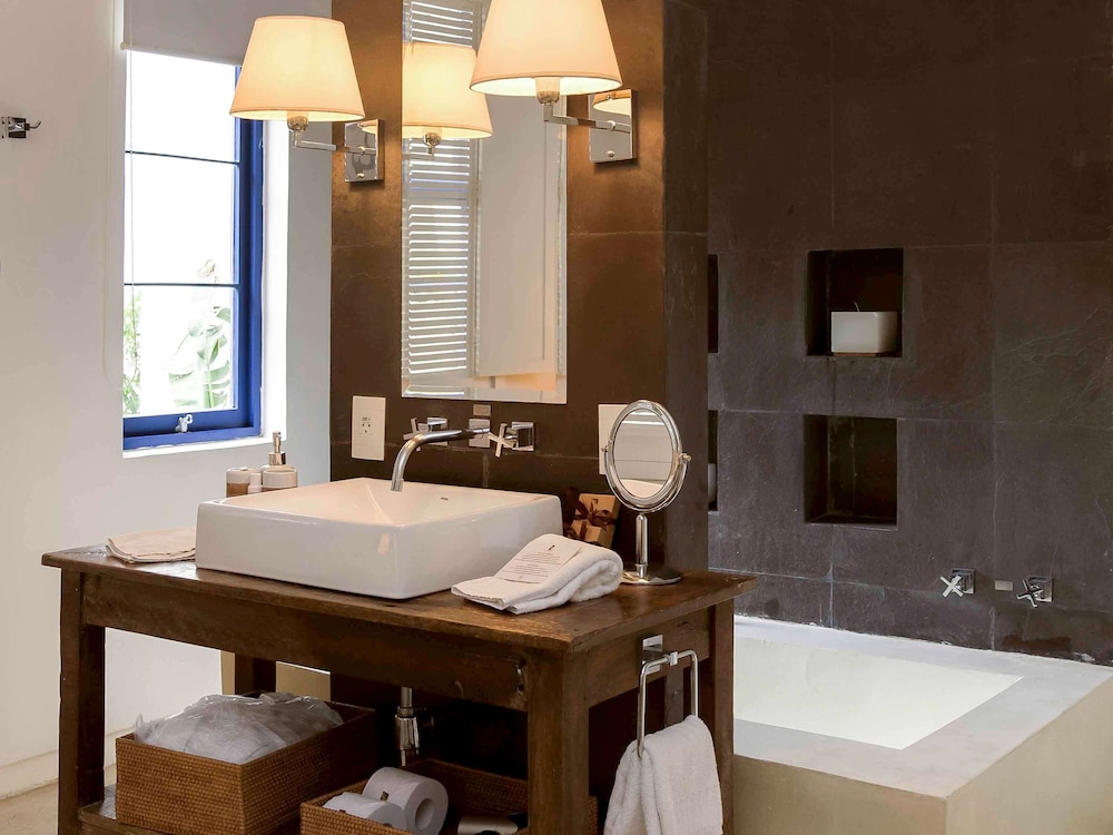 Deluxe Room, 1 King Bed, Bathtub