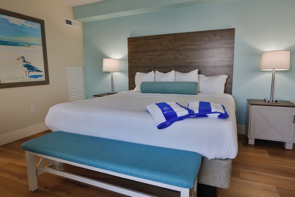 Suite, 1 King Bed, Pool View - Photo 2