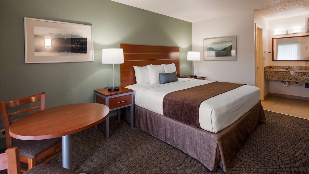 Standard Room, 1 King Bed, Microwave