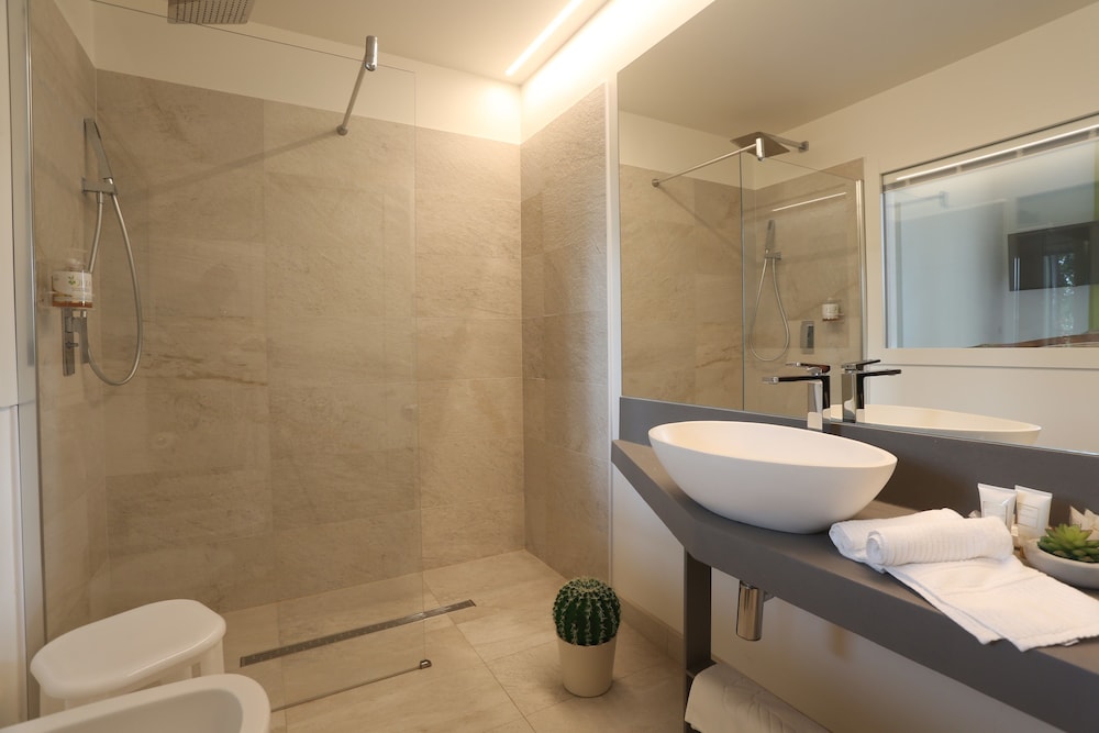 Deluxe Double Room, Balcony, Partial Sea View photo 3