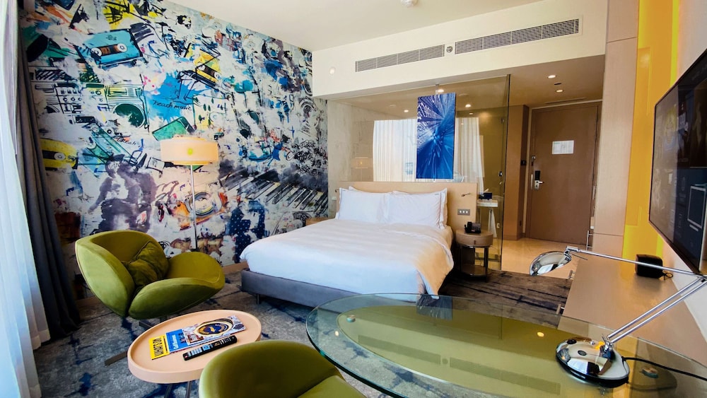Standard Hip Urban Room