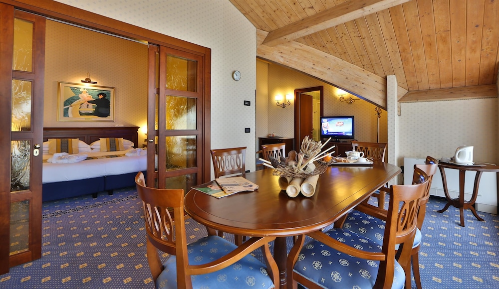 Suite, 1 King Bed - Photo 1