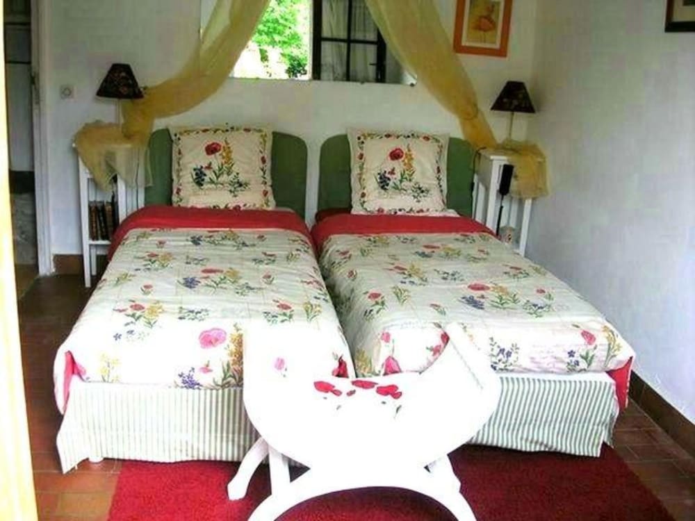 Twin Room (Coquelicot)