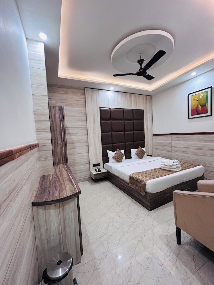 Deluxe Room, 1 King Bed, Garden View photo 2